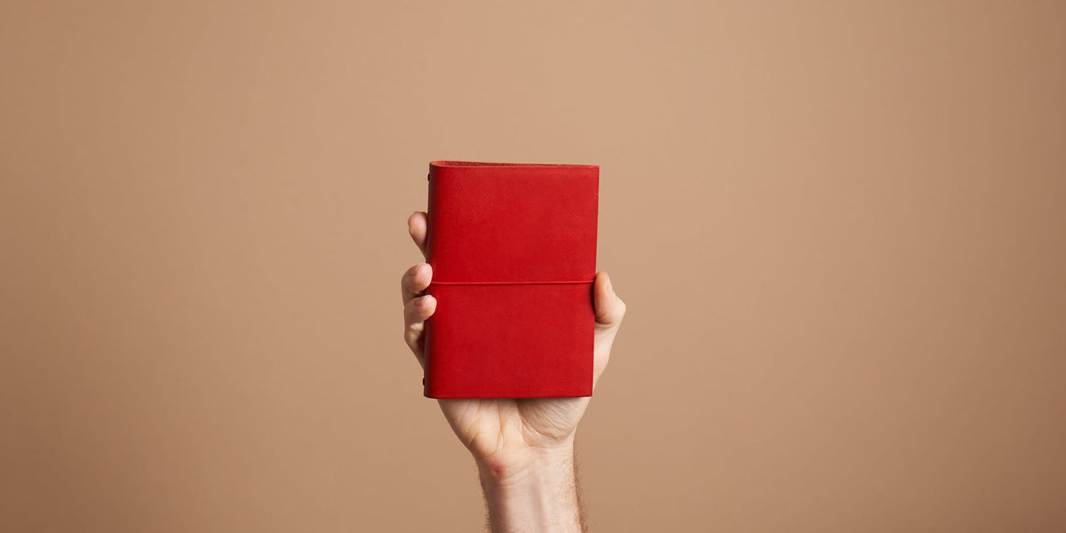Paper Republic Grand Voyageur Leder-Notizbuch in Rot – Zugabe zum WIENER Geschenk-Abo